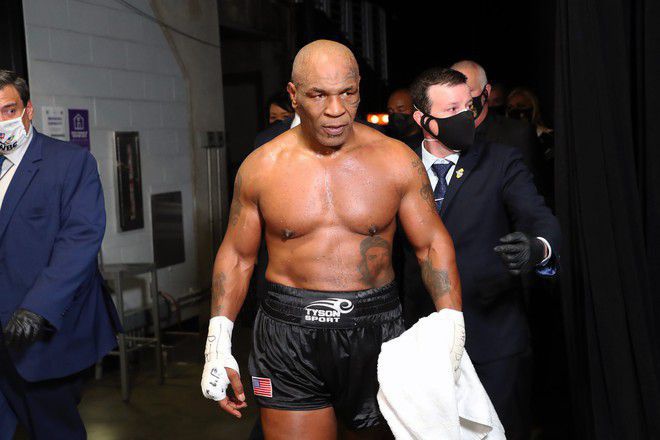 Tyson đấm như "vũ bão", thể hiện sức mạnh đáng sợ tuổi 54